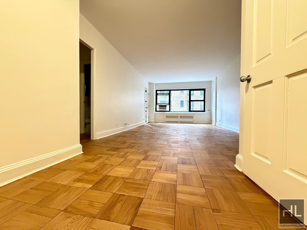 East 55 Street - Photo 0
