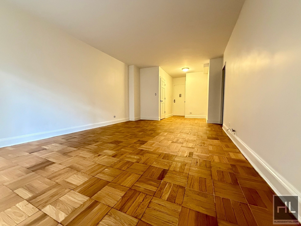 East 55 Street - Photo 1