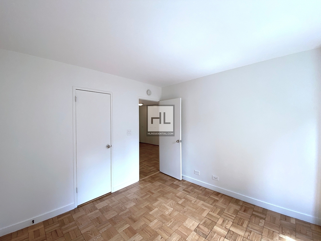 East 49th Street - Photo 4