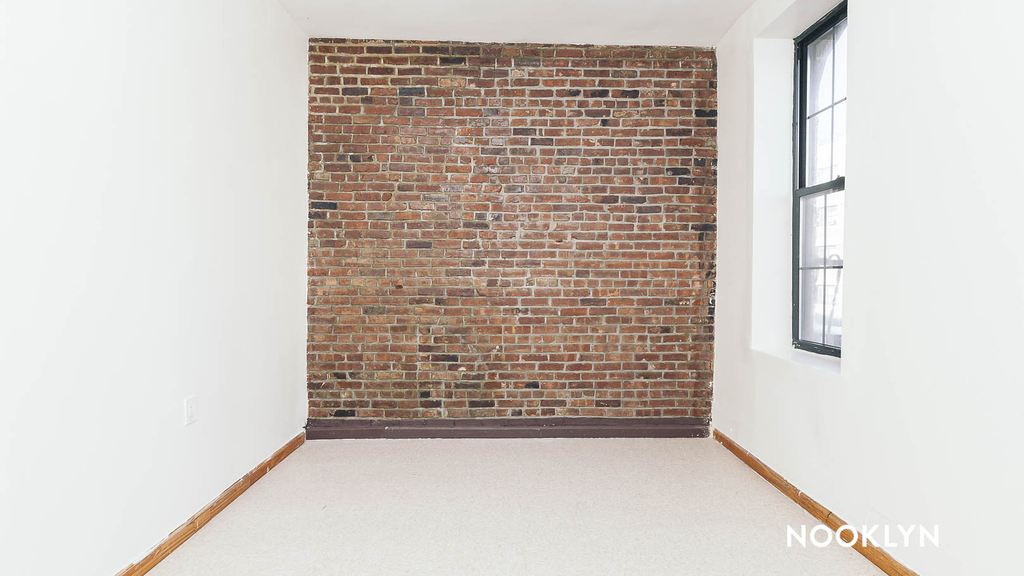 206 Scholes St - Photo 1