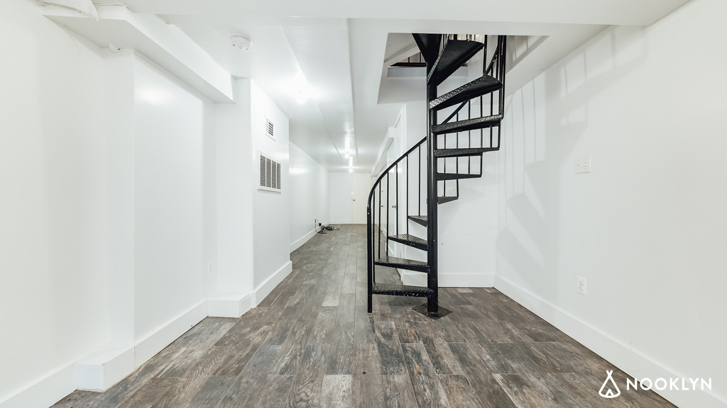 31 Montrose Ave - Photo 2