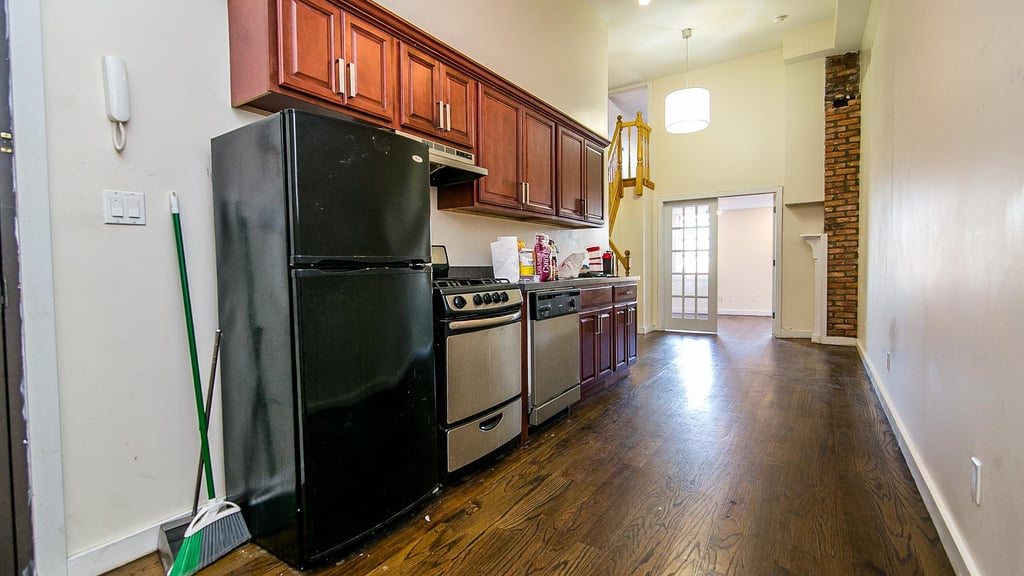 295 Maujer St - Photo 4