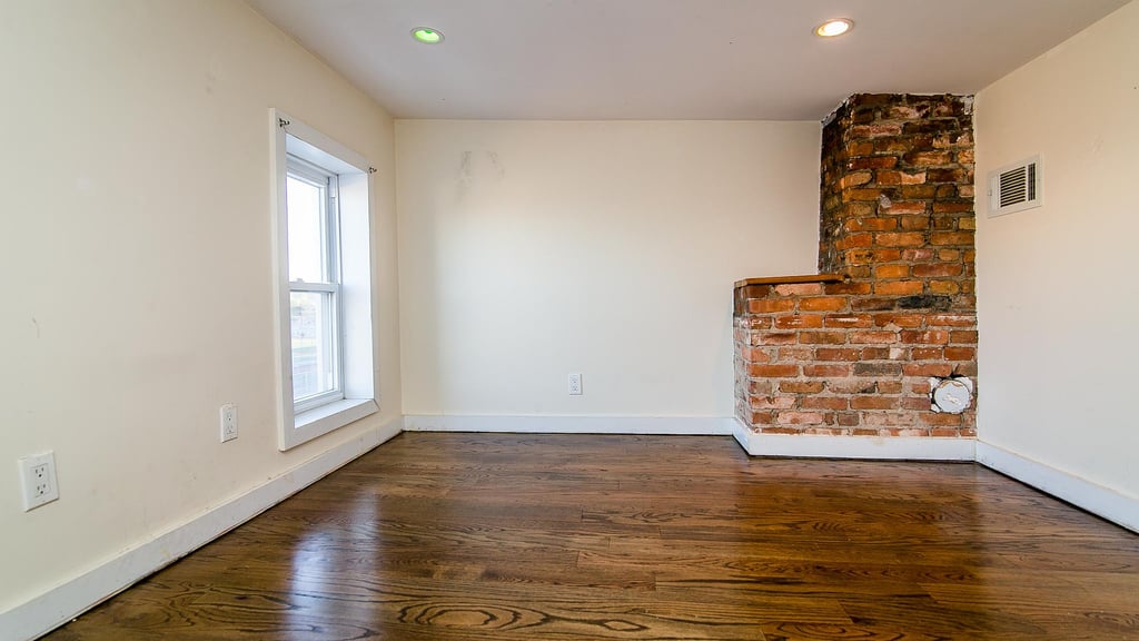 295 Maujer St - Photo 1