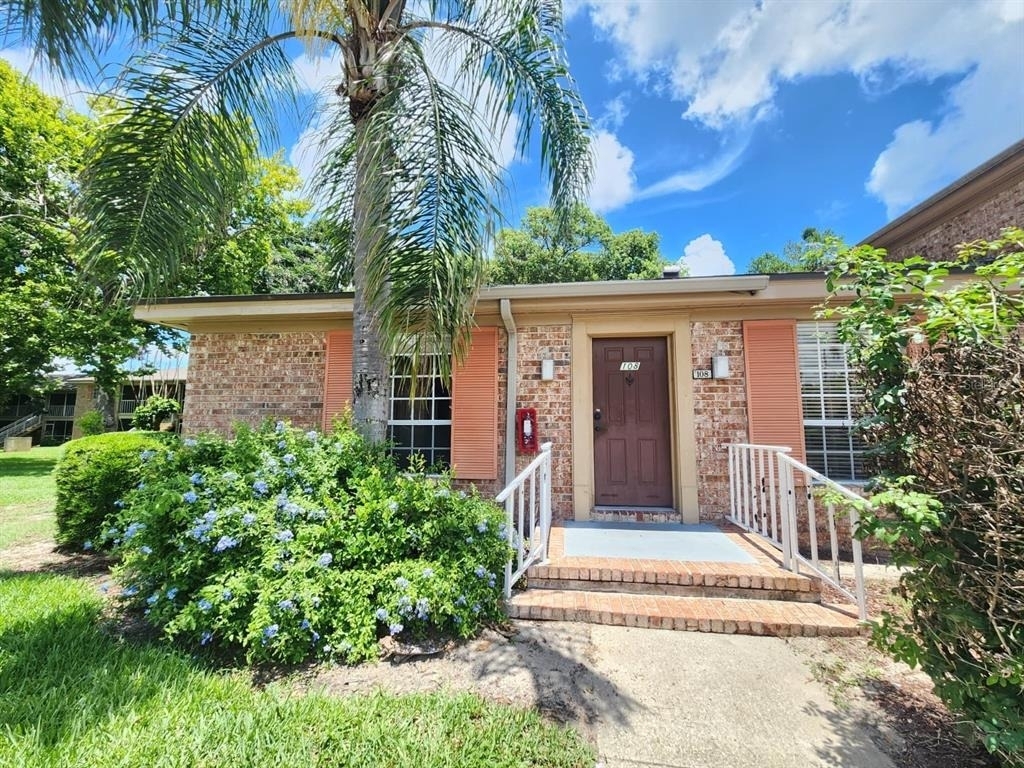 416 Banyon Tree Circle - Photo 0