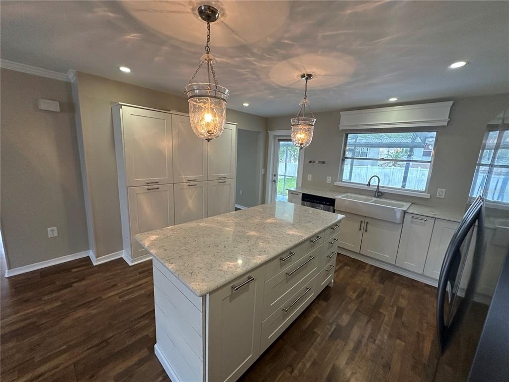 610 Iris Street - Photo 8