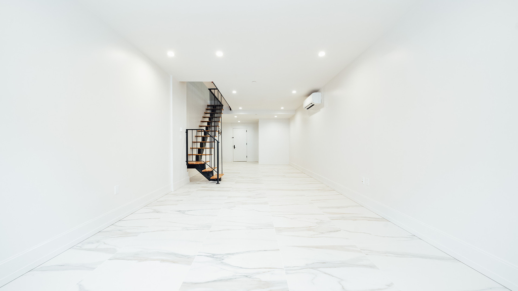 987 Willoughby Ave - Photo 1