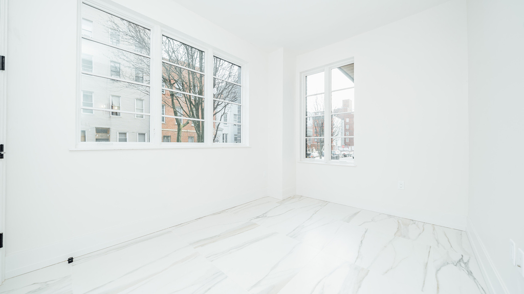 987 Willoughby Ave - Photo 3