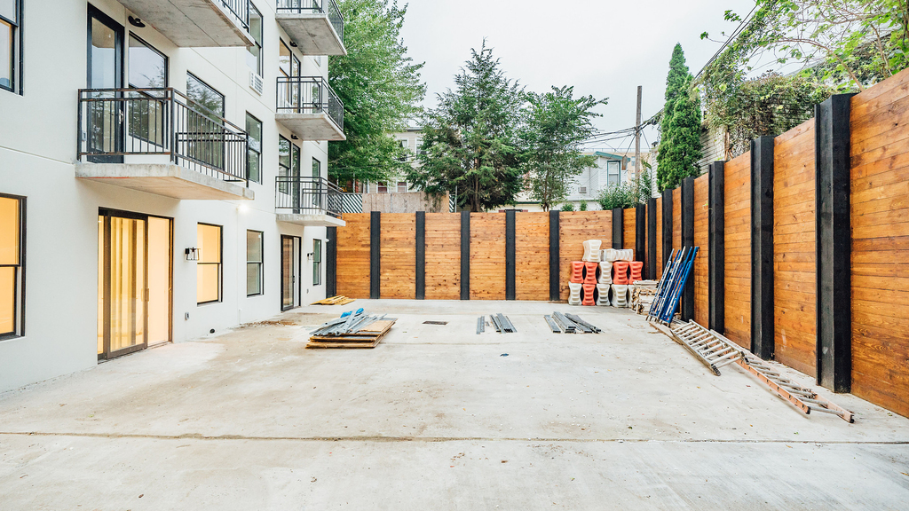 987 Willoughby Ave - Photo 2