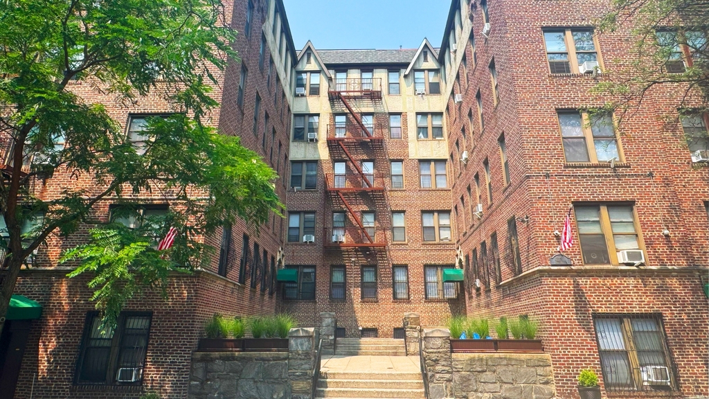 3217 Hull Avenue - Photo 3