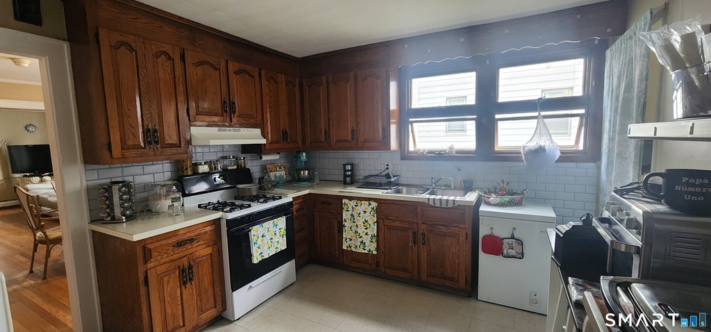 51-53 Bodwell Street - Photo 9