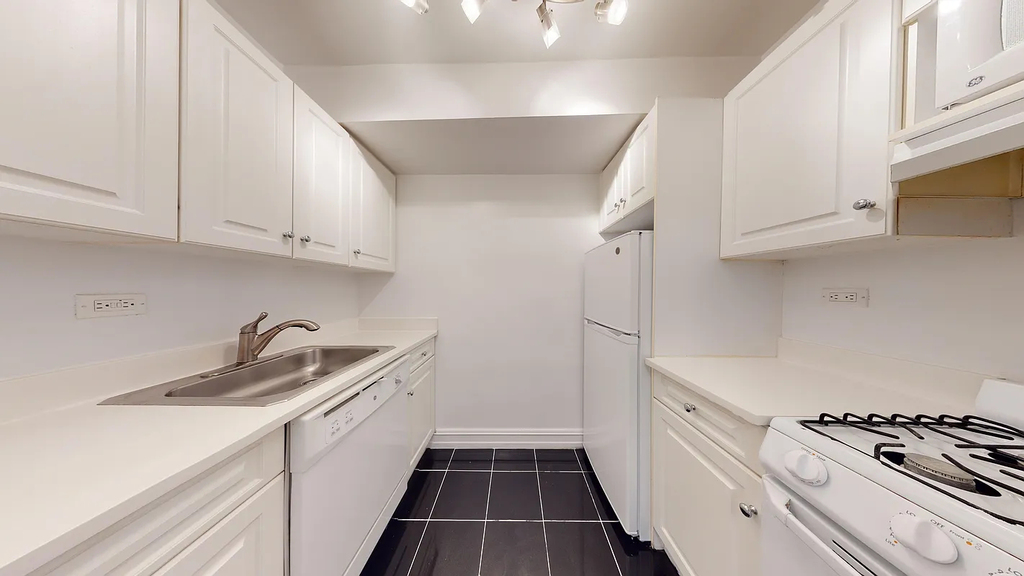 West 13th Street - Photo 11