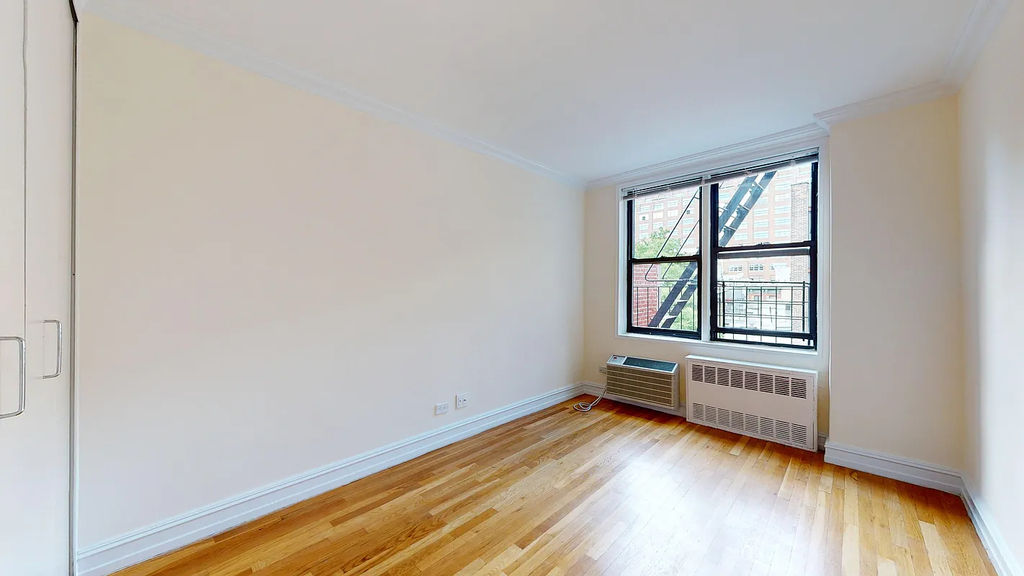 West 13th Street - Photo 8