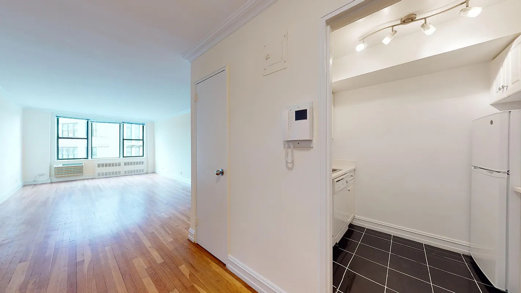 West 13th Street - Photo 3