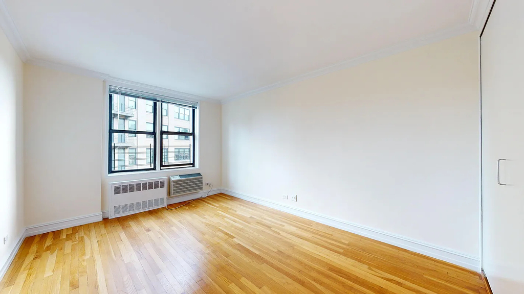 West 13th Street - Photo 10