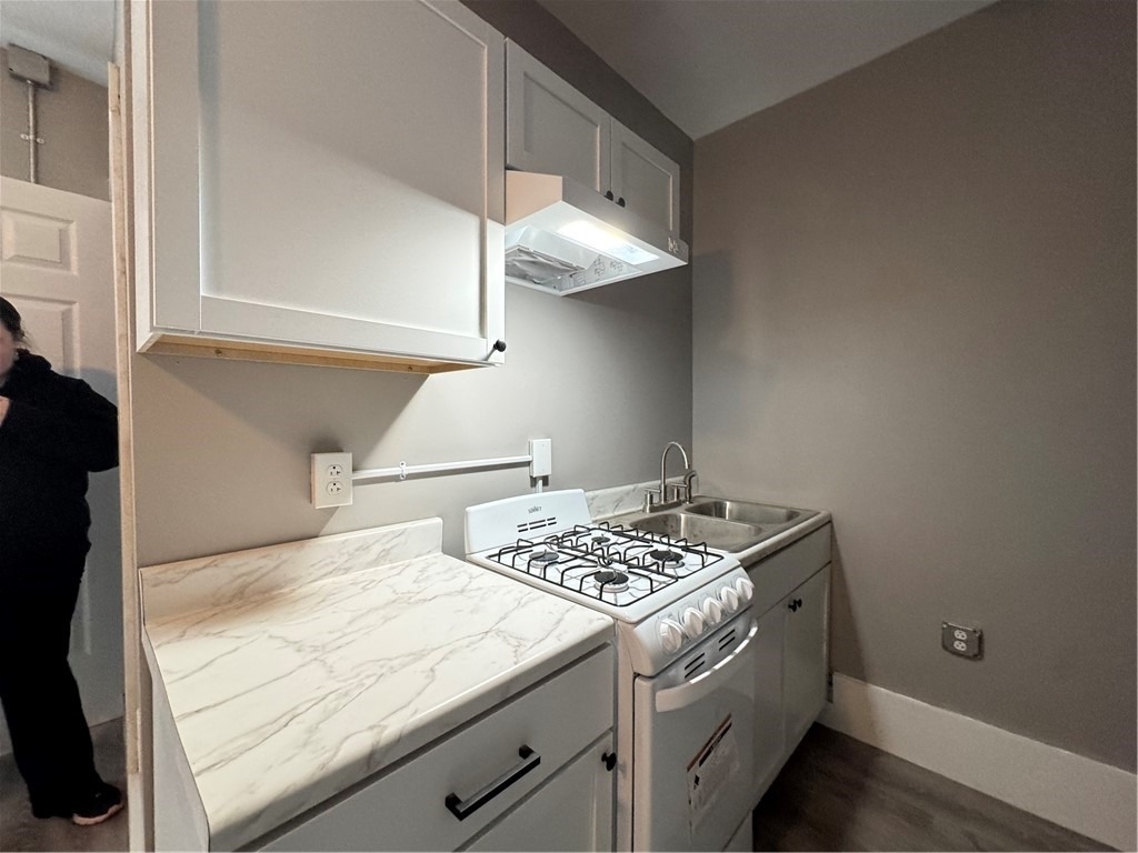 2042 Dewey Avenue - Photo 2