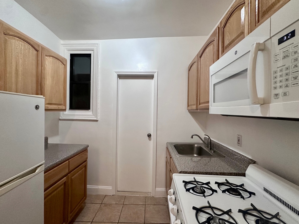 1585 First Avenue - Photo 5