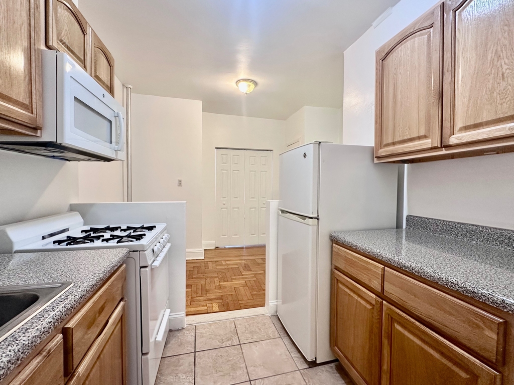 1585 First Avenue - Photo 4