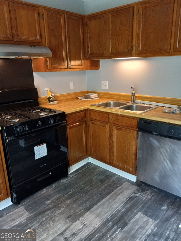 2036 Charter Manor - Photo 2