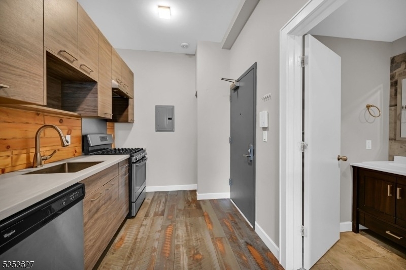 180 Spring St - Photo 2