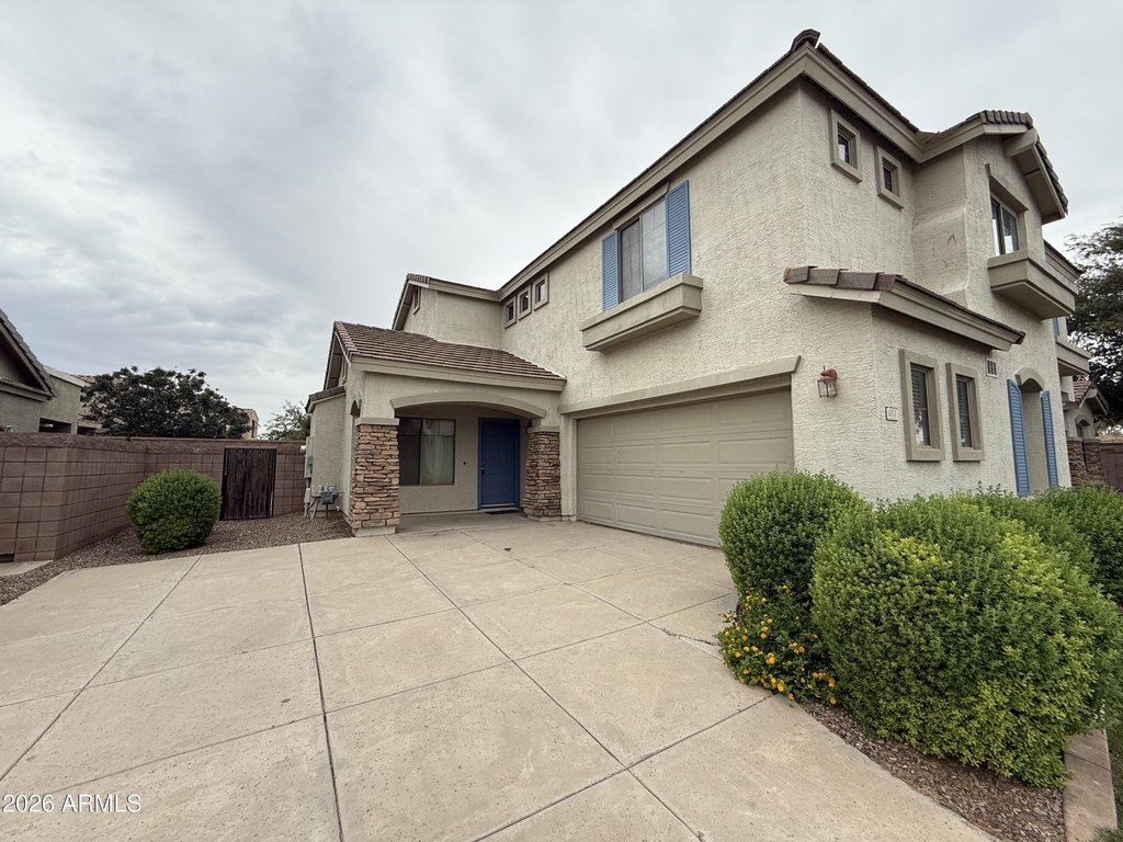 1011 E Redwood Drive - Photo 0