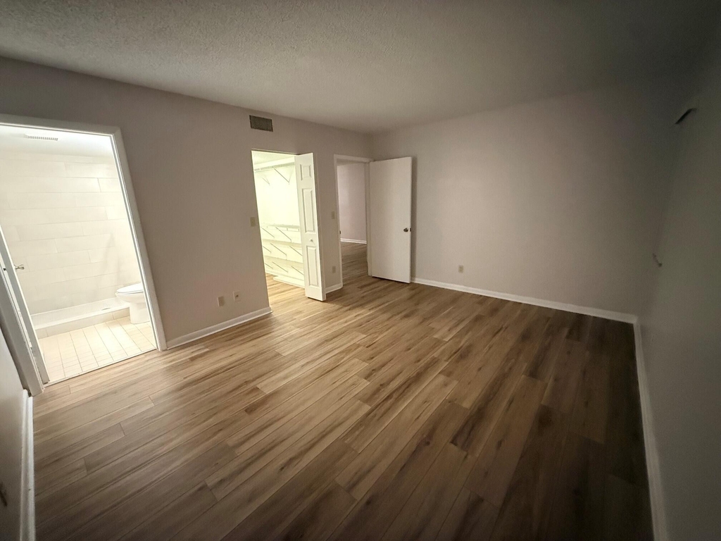 7406 Woodmont Avenue - Photo 11