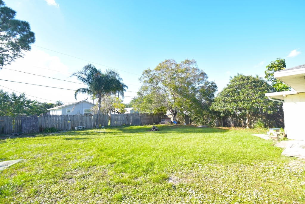 1102 Sw Hibiscus Street - Photo 13