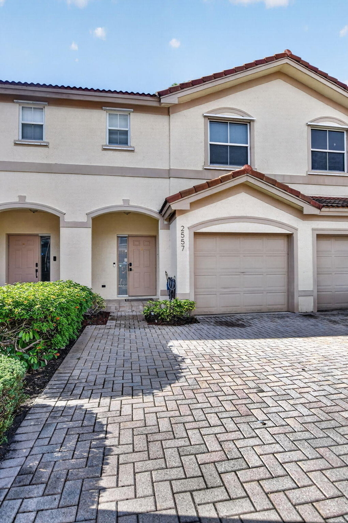 2557 Riverside Drive - Photo 2