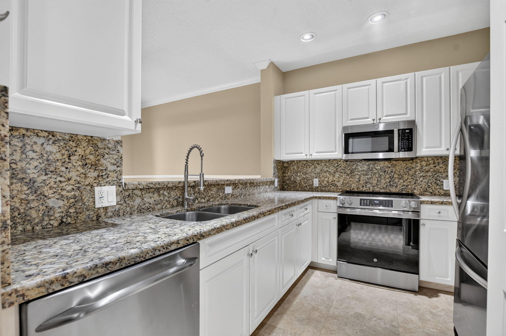 2557 Riverside Drive - Photo 14