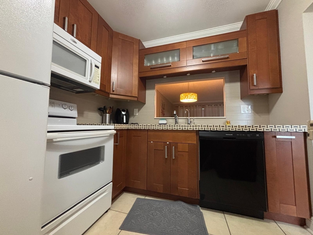 5171 W Oakland Park Boulevard - Photo 1