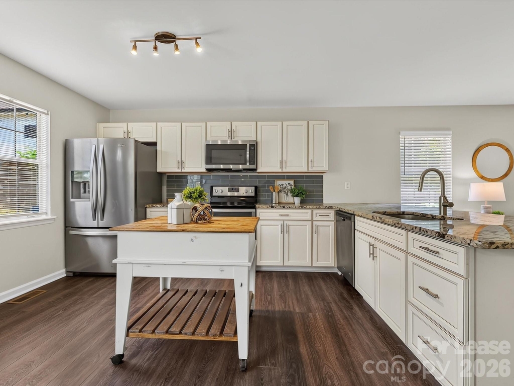 1521 Sumter Avenue - Photo 7