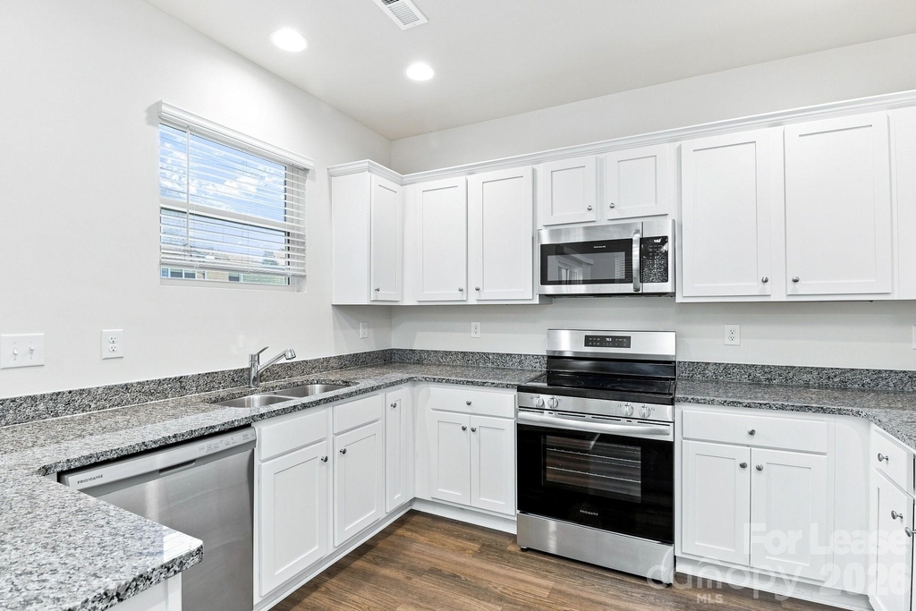 233 W Grover Street - Photo 3