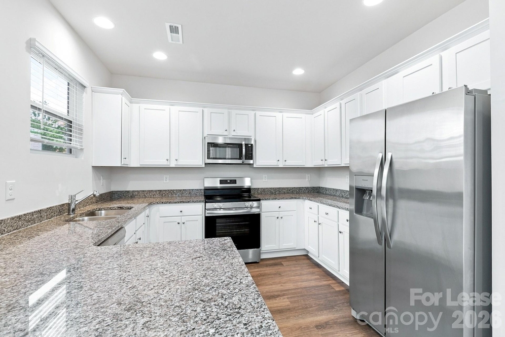 233 W Grover Street - Photo 2