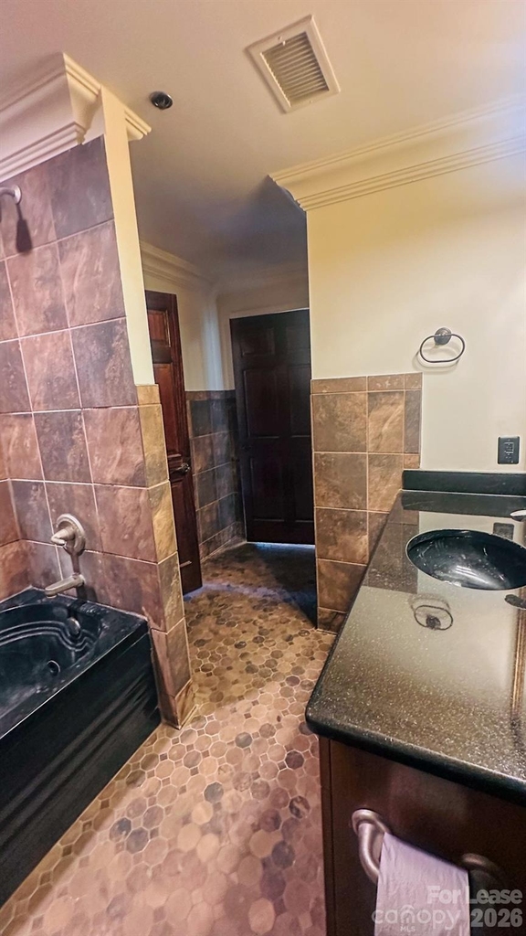 300 W 5th Street - Photo 7