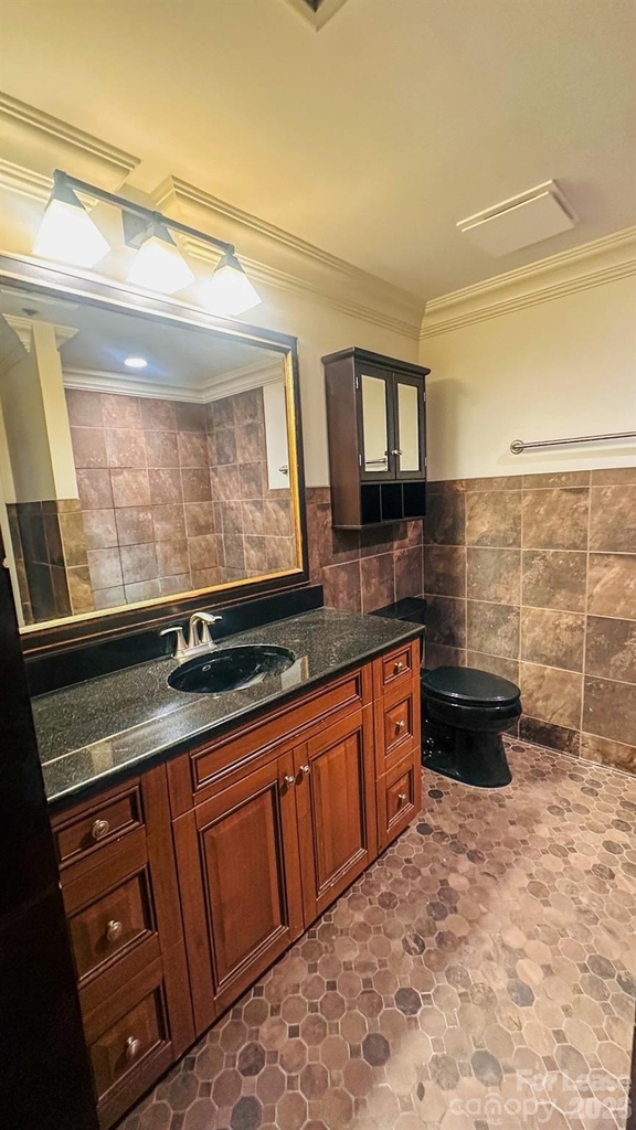 300 W 5th Street - Photo 8