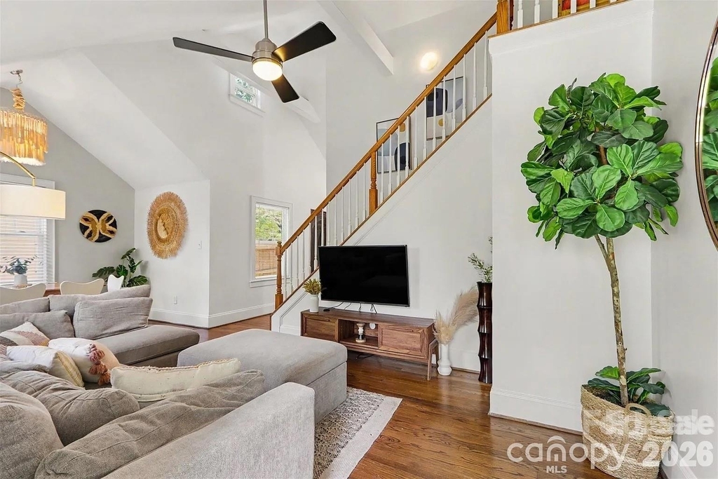 1013 Spruce Street - Photo 3