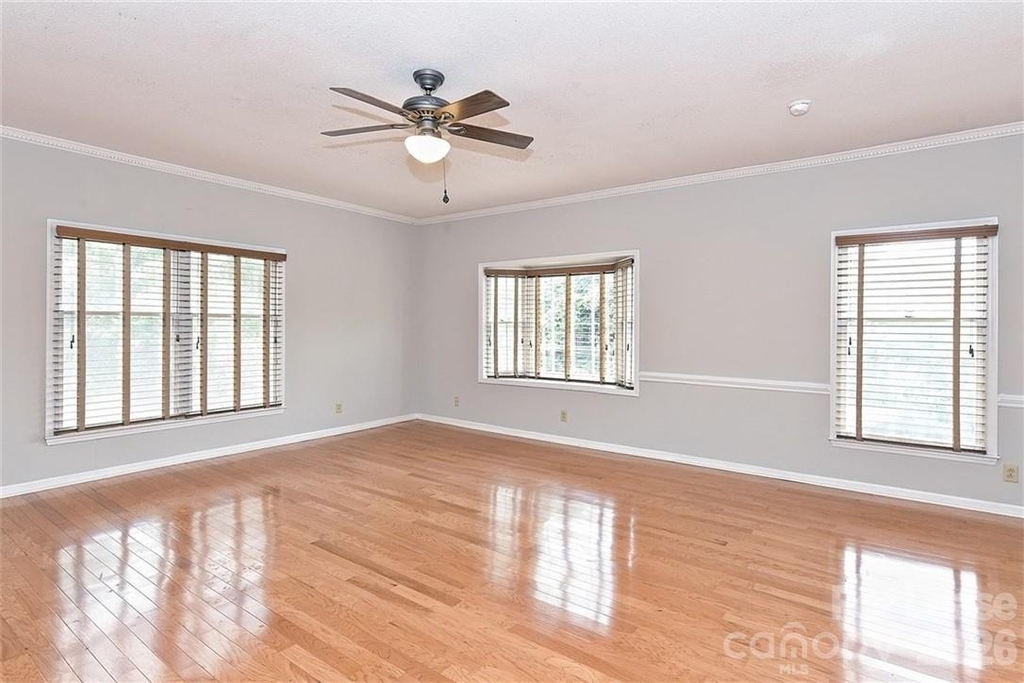 1016 Queens Road - Photo 10