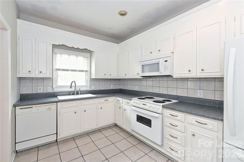 1016 Queens Road - Photo 6