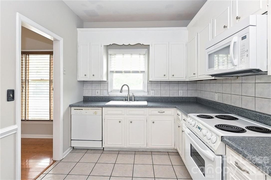 1016 Queens Road - Photo 7