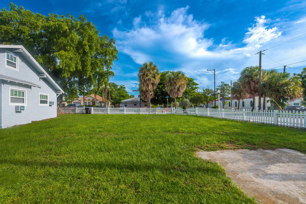 515 N Sapodilla Avenue - Photo 2