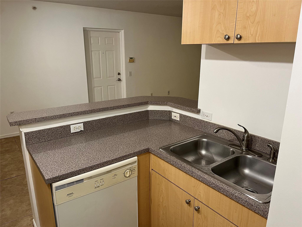 913 Villa Circle - Photo 4