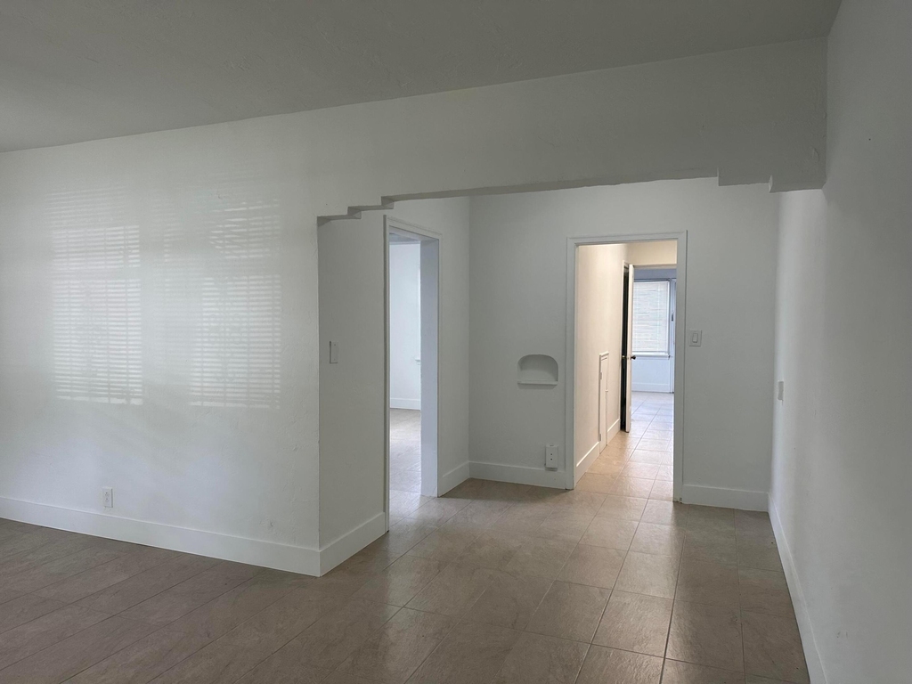 1018 Ne 3rd Street - Photo 1