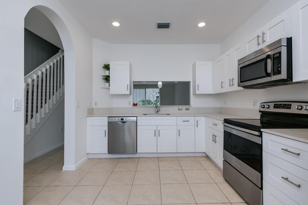 2830 Sw 82nd Avenue - Photo 0