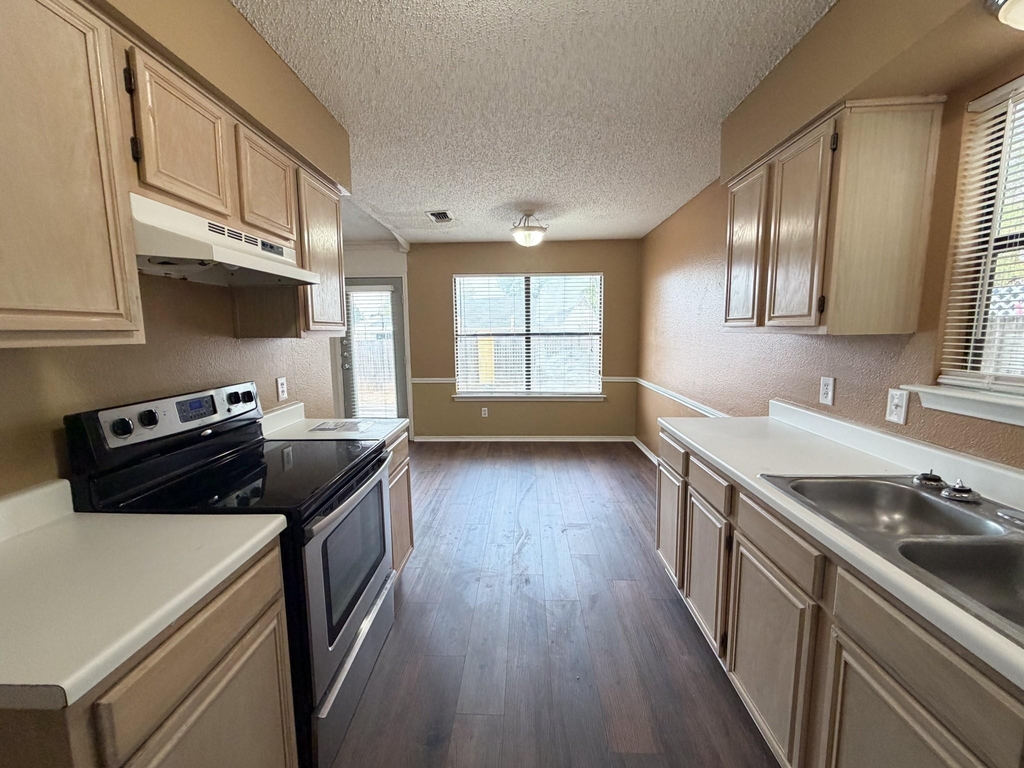 921 Park Place Boulevard - Photo 6