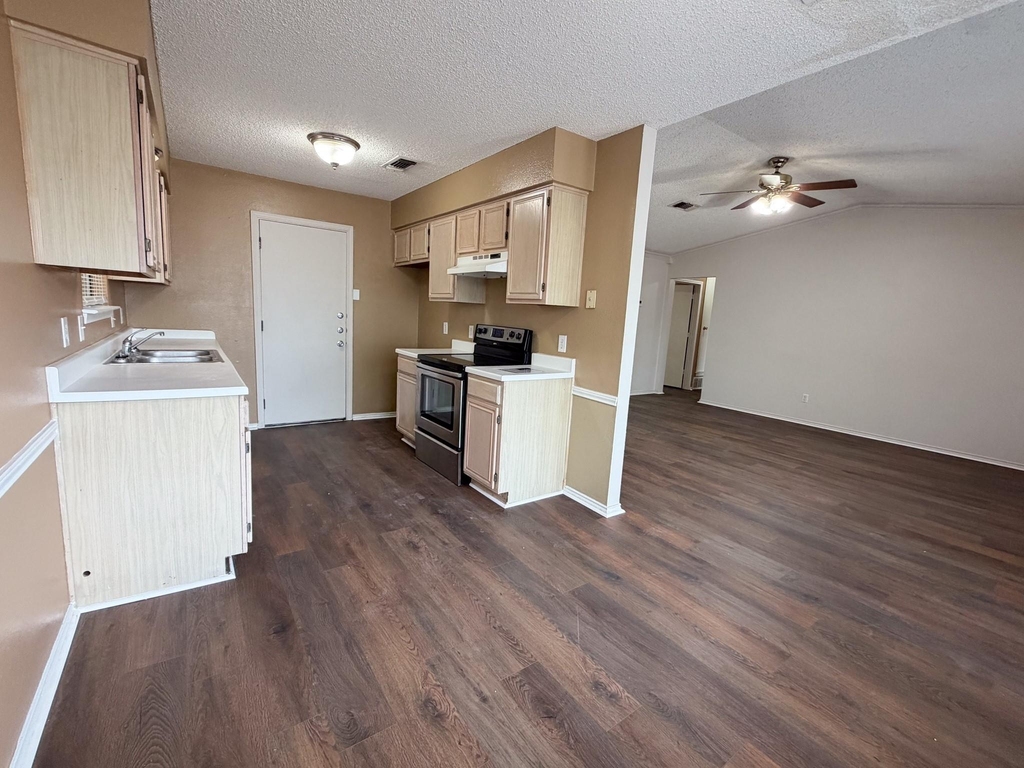 921 Park Place Boulevard - Photo 4