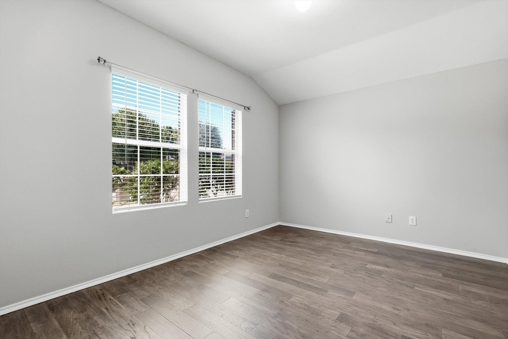 652 Lincoln Avenue - Photo 4