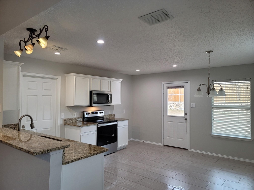 1706 Willow Way - Photo 4