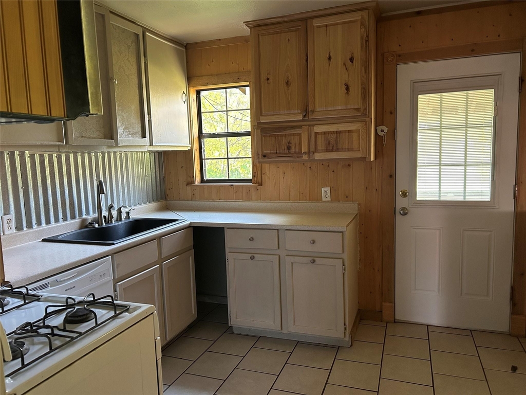 2210 Vine Street - Photo 6