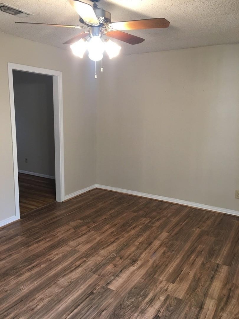 1009 Locust Street - Photo 2