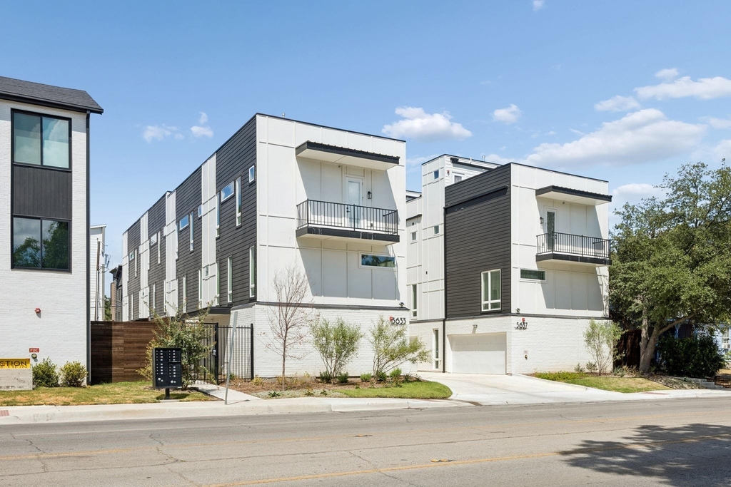 5633 Live Oak - Photo 1