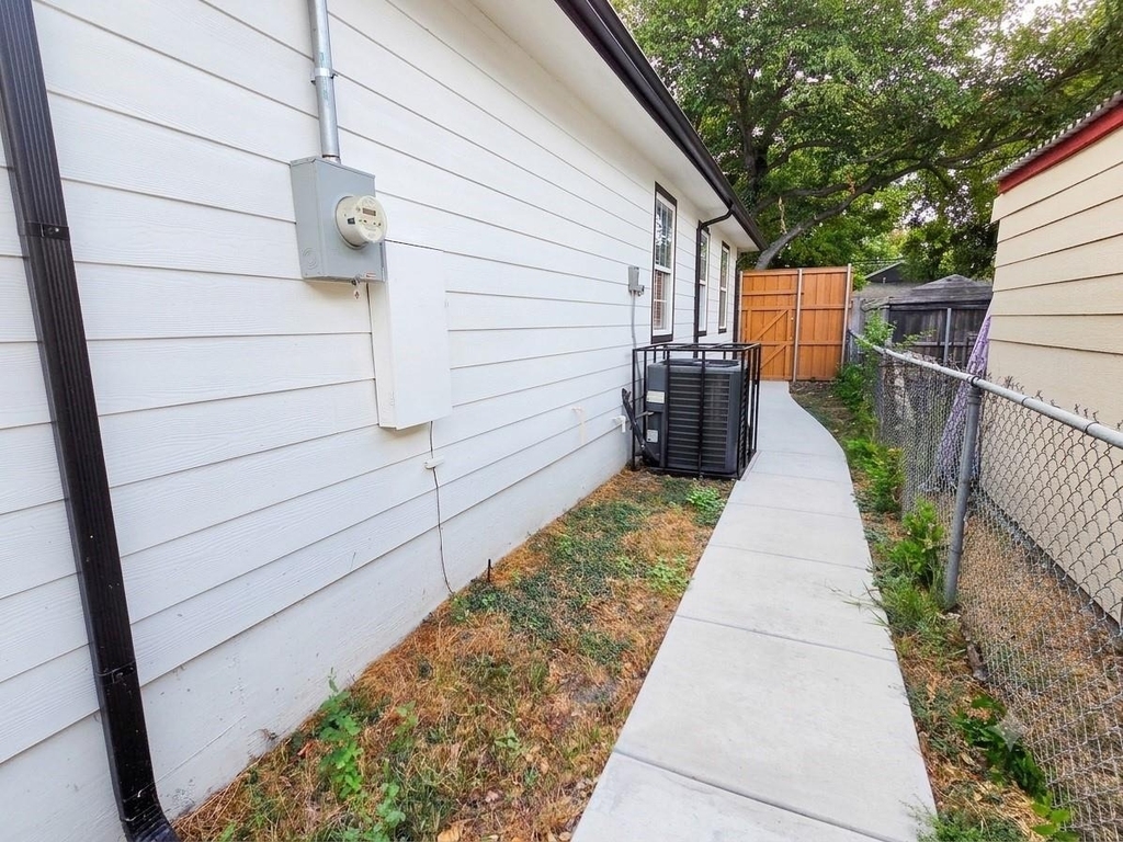 914 17th Street - Photo 18